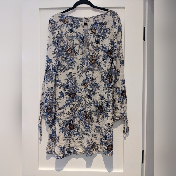 ⭐️3/$35 American Eagle Outfitters Dress/Tunic. Open sleeves and Open Back. - Picture 3 of 5